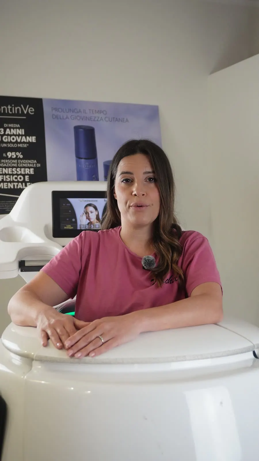 Un'operatrice dell'Angolo del Benessere accanto alla capsula VacuFit